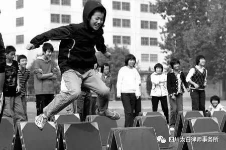 学生假期在校玩耍受伤，学校应该承担责任吗？